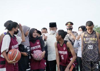 Bupati Muba Dodi Reza Alex bercengkerama dengan perwakilan pelajar di Kecamatan Babat Toman usai meresmikan sport center di Kelurahan Babat, Kamis (21/1/2021). (fornews.co/humas pemkab muba)