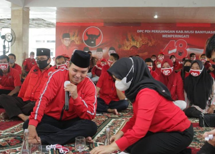 Ketua DPC PDIP Kabupaten Muba Beni Hernedi saat selamatan peringatan HUT ke-48 PDIP. (fornews.co/humas pemkab muba)
