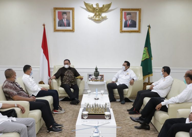 Bupati Muba Dodi Reza Alex saat menerima kunjungan pengurus Kadin Kabupaten Muara Enim, Jumat (22/1/2021). (fornews.co/humas pemkab muba)
