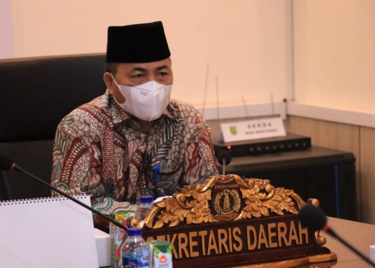 Sekda Muba Apriyadi saat mengikuti Rakor Forsesdasi tahun 2021 melalui video conference, Jumat (22/1/2021). (fornews.co/humas pemkab muba)