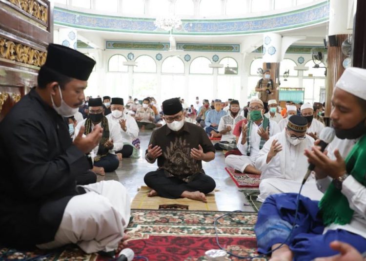Bupati Muba Dodi Reza Alex mengikuti doa bersama di Masjid Jami' An-Nur Sekayu, Jumat (22/1/2021). (fornews.co/humas pemkab muba)