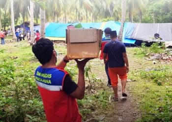 Tim medis Pertamina Peduli menyalurkan bantuan kepada korban bencana. (fornews.co/pertamina)
