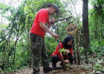 Ketua DPC PDIP Muba Beni Hernedi dan Anggota DPRD Sumsel Susi Imelda menanam pohon di Bukit Pendape dalam rangka peringatan HUT ke-48 PDIP, Sabtu (23/1/2021). (fornews.co/humas pemkab muba)