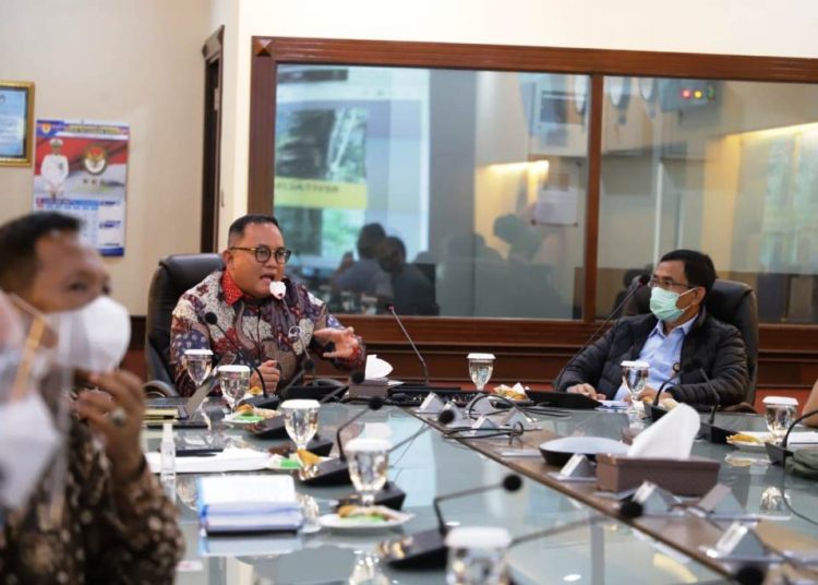 Bupati Muba Dodi Reza Alex saat memaparkan keunggulan inovasi aspal karet Muba di Ruang Rapat Kedeputian Pengembangan Dewan Ketahanan Nasional, Jakarta Pusat, Senin (25/1/2021). (fornews.co/humas pemkab muba)