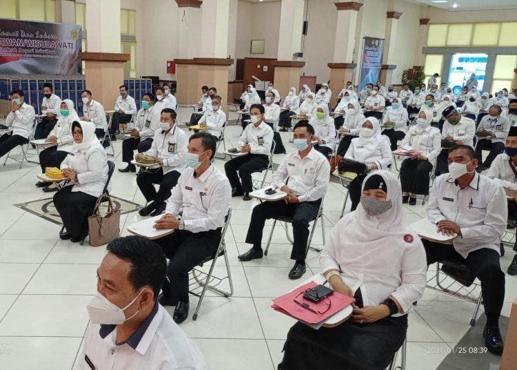 Para Kepala Madrasah se-Sumsel mengikuti pembukaan Ujian Kompetensi Pemetaan Jabatan Kepala Madrasah di Gedung Graha Politeknik Sriwijaya Palembang, Senin (25/1/2021). (fornews.co/humas kemenag sumsel)