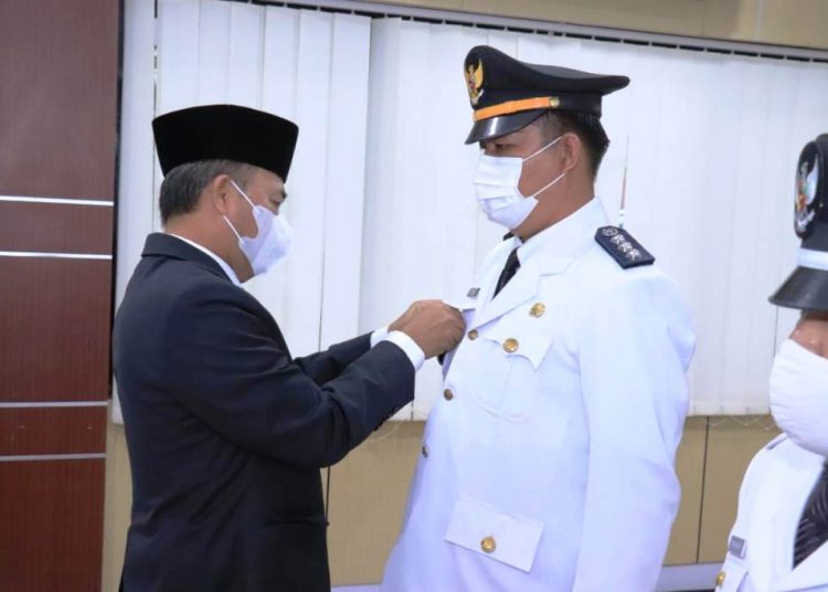 Sekda Muba Apriyadi saat melantik Edi Heryanto sebagai Camat Sungai Keruh, Selasa (26/1/2021). (fornews.co/humas pemkab muba)