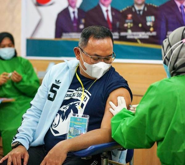 Bupati Muba Dodi Reza Alex disuntik vaksin Covid-19 di RSUD Sekayu, Selasa (26/1/2021), sekaligus menandai dimulainya vaksinasi di Kabupaten Muba.  (fornews.co/humas pemkab muba)