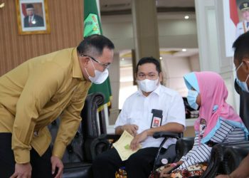 Bupati Muba Dodi Reza Alex ngobrol santai dengan Indah Sahara (13) warga Bangka Belitung yang akan menjalani operasi jantung terbuka di RSUD Sekayu pada 30 Januari 2021. (fornews.co/humas pemkab muba)
