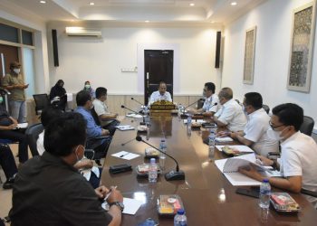 Sekda Muba Apriyadi memimpin rapat Pembahasan Pemeliharaan Jalan Kabupaten, Desa Macang Sakti, Kecamatan Sanga Desa dan sekitarnya, di Ruang Rapat Sekda Muba, Rabu (27/1/2021). (fornews.co/humas pemkab muba)