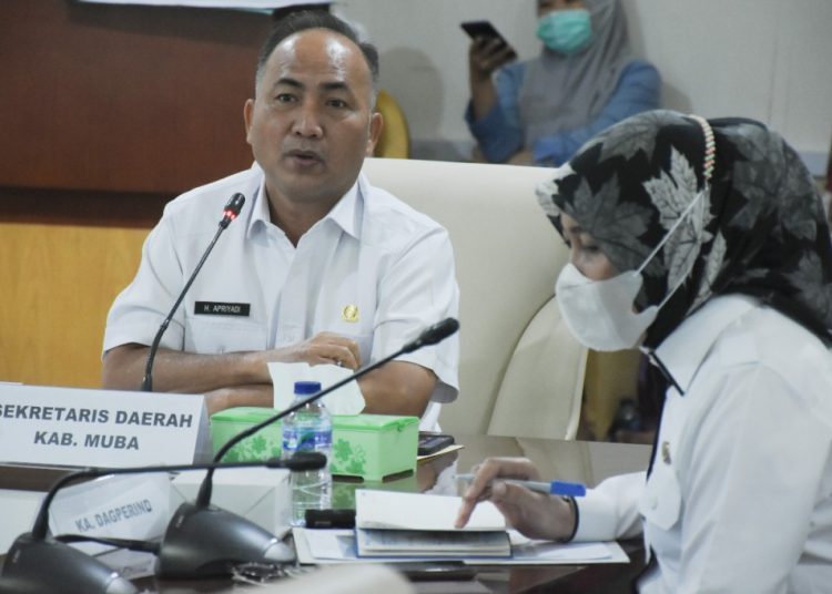 Sekda Muba Apriyadi memimpin rapat membahas peredaran gas LPG di Muba yang sering terjadi kelangkaan, Kamis (28/1/2021). (fornews.co/humas pemkab muba)