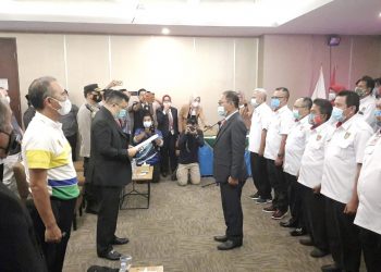 Ketua Umum KONI Sumsel Hendri Zainuddin melantik dan mengukuhkan kepengurusan KONI Musi Rawas di Hotel Dafam Lubuklinggau, Jumat (29/1/2021). (fornews.co/humas koni sumsel)