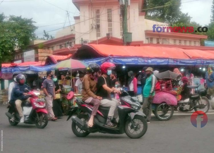 SALAH SATU sudut di pasar Beringharjo yang menyatu dengan kawasan wisata Malioboro. (foto fornews.co/tyo)