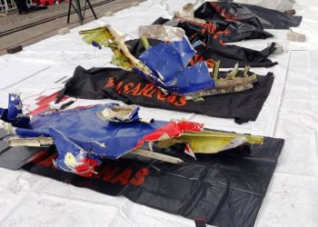 Serpihan dan body part pesawat Sriwijaya Air SJ-182 yang ditemukan tim SAR gabungan tiba di Posko JICT Pelabuhan Tanjung Priok, Jakarta, Minggu sore (10/1/2021). (fornews.co/humas basarnas)