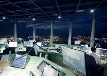 Ilustrasi petugas Air Traffic Control menjalankan tugasnya memandu pergerakan pesawat udara. (fornews.co/airnav indonesia)