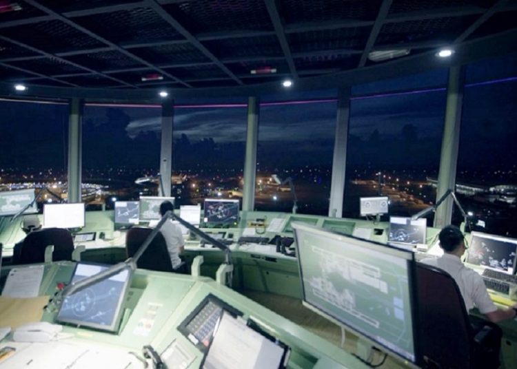Ilustrasi petugas Air Traffic Control menjalankan tugasnya memandu pergerakan pesawat udara. (fornews.co/airnav indonesia)