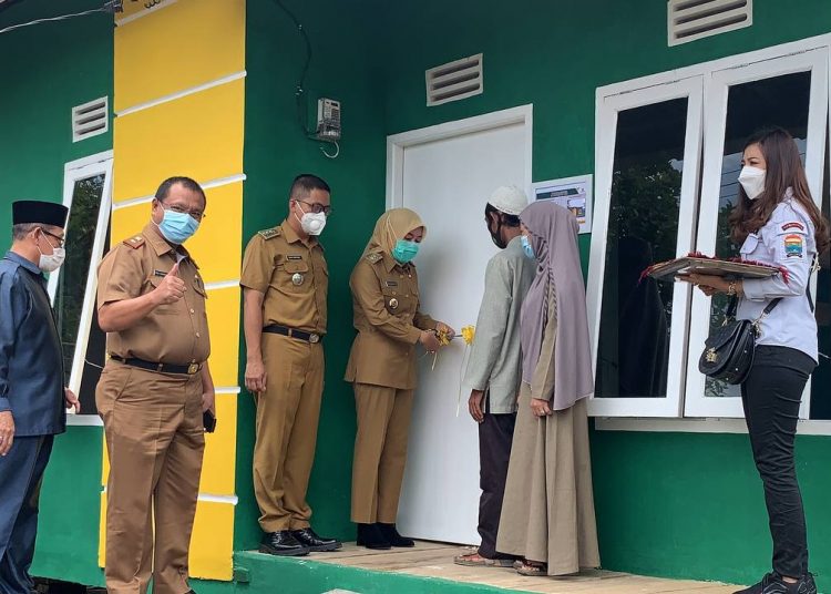 Wakil Wali Kota Palembang Fitrianti Agustinda meresmikan bedah rumah warga di Kelurahan Karang Anyar, Kecamatan Gandus, Senin (22/2/2021). (Foto: Bakohumas Palembang)