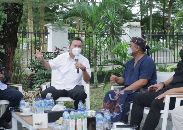 Wabup Muba, Beni Hernedi saat menerima Kunjungan Jajaran Direksi/Komisaris PT MBS, di Rumah Dinas Wabup Muba, Rabu (3/2/2021). (forbews,co/foto humas pemkab muba)