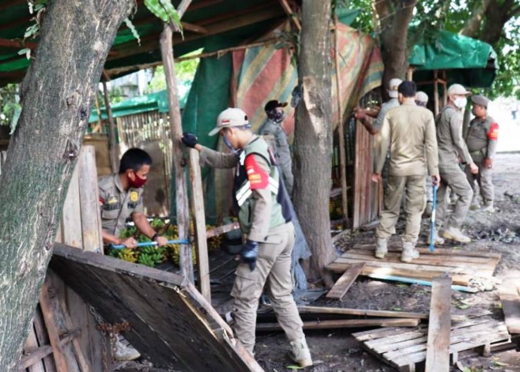 Petugas Satpol PP Kota Palembang merobohkan bangunan liar di Jalan Mayor Zen, Kecamatan Kalidoni, Senin (1/2/2021). (fornews.co/bakohumas palembang)