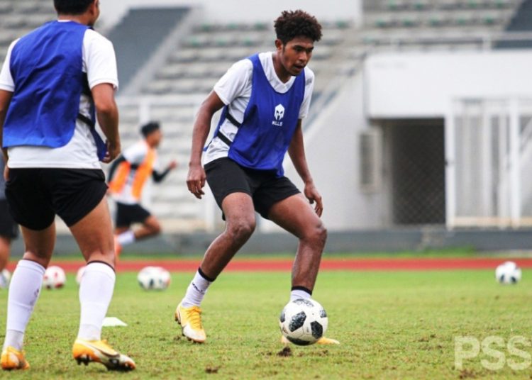 Penyerang Timnas Indonesia U23 Braif Fatari berlatih di lapangan D, Komplek GBK, Senayan, Jakarta. (fornews.co/pssi)