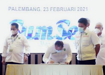 Bupati Lahat Cik Ujang, SH menandatangani kesepakatan bersama pembangunan Agro Industri dan Hortikultura di Sum-Sel antara BI dengan Distan TPH Provinsi Sumatera Selatan, Selasa (( 23/2/2021 ).(foto : diskominfo lahat) 