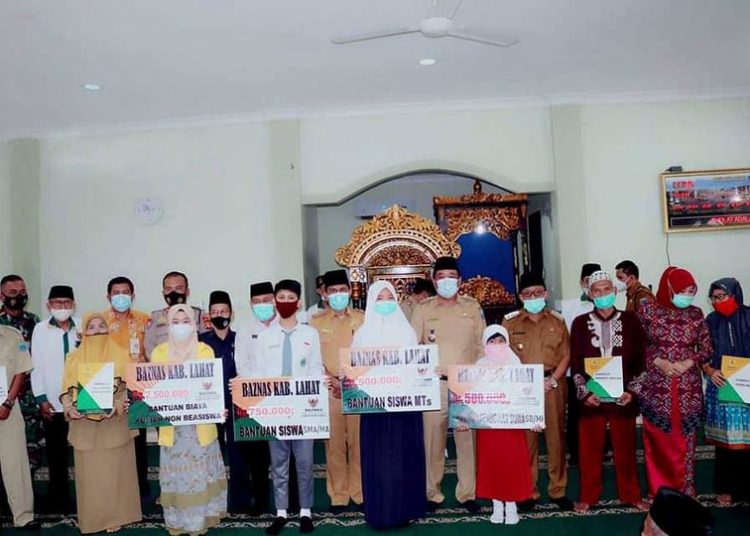 Bupati Lahat Cik Ujang bersama rombongan bersama perwakilan penerima zakat melalui Baznas, di Masjid Baitul Makmur di komplek Perkantoran Pemkab Lahat, Selasa (9/2/2021). (fornews.co/ist)
