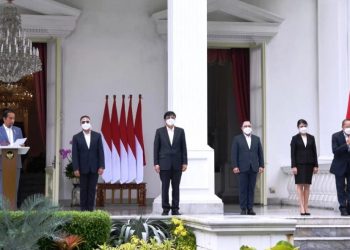 Presiden Joko Widodo memperkenalkan lima Dewan Direktur Lembaga Pengelola Investasi di teras belakang Istana Merdeka, Jakarta, Selasa (16/2/2021). (fornews.co/bpmi setpres/lukas)