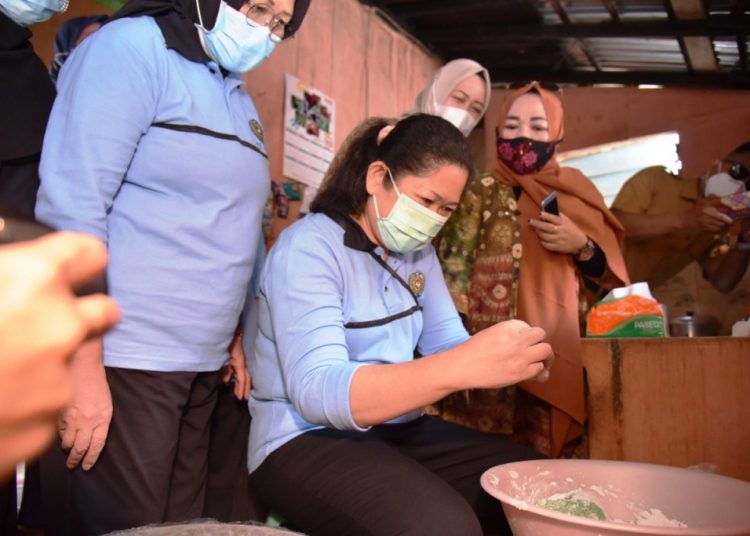 Ketua TP PKK Sumsel Febrita Lustia Herman Deru mencoba membuat kue di Dapoer Cinta Musi IV saat mengunjungi Kampoeng Kuliner Bingen di Kelurahan 13 Ulu, Kamis (11/2/2021). (fornews.co/bakohumas palembang)