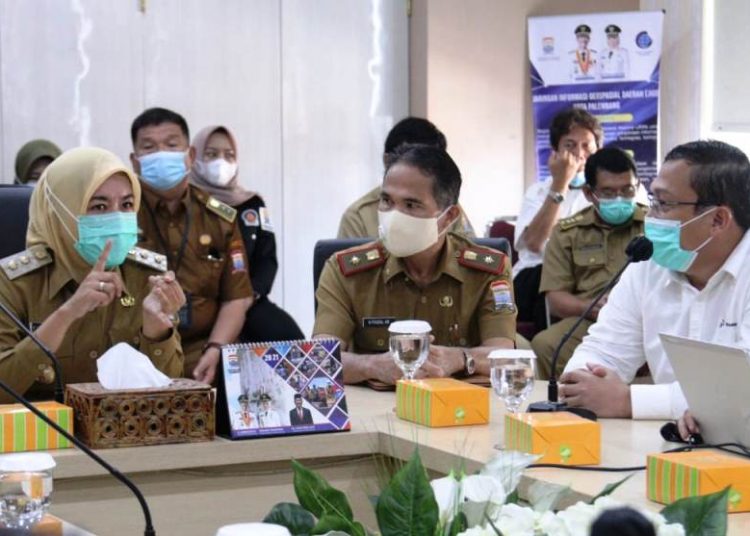 Wakil Wali Kota Palembang Fitrianti Agustinda saat rapat bersama perwakilan PT Pertamina Gas membahas normalisasi saluran air di Kecamatan Kalidoni yang terhambat pipa gas, Senin (22/2/2021). (fornews.co/bakohumas palembang)
