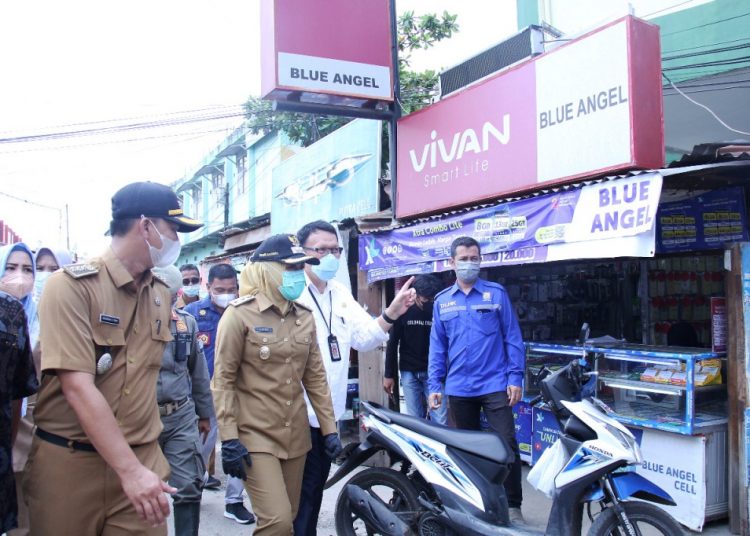 Wakil Wali Kota Palembang Fitrianti Agustinda saat meninjau Jalan KH Balqi (Banten) yang sering dikeluhkan masyarakat karena banjir dan jalannya rusak, Selasa (16/2/2021). (fornews.co/bakohumas palembang)