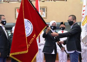Wakil Wali Kota Palembang Fitrianti Agustinda menerima pataka ESI Palembang dari Ketua Umum ESI Sumsel Brigjen TNI Ruddy Prasemilsa Mahks pada pelantikan pengurus Esports Indonesia Kota Palembang, Rabu (10/2/2021). (fornews.co/bakohumas palembang)