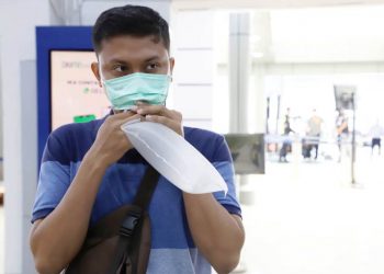 Seorang calon penumpang sedang melakukan pemeriksaan menggunakan metode GeNose C19 sebagai syarat melakukan perjalanan kereta jarak jauh. (fornews.co/humas kai)