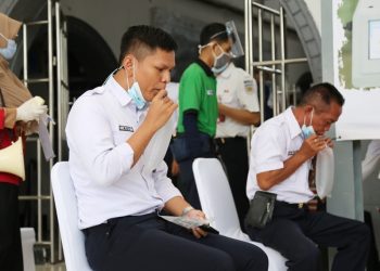 Pegawai PT KAI melakukan screening Covid-19 menggunakan GeNose C19. (fornews.co/humas kai)