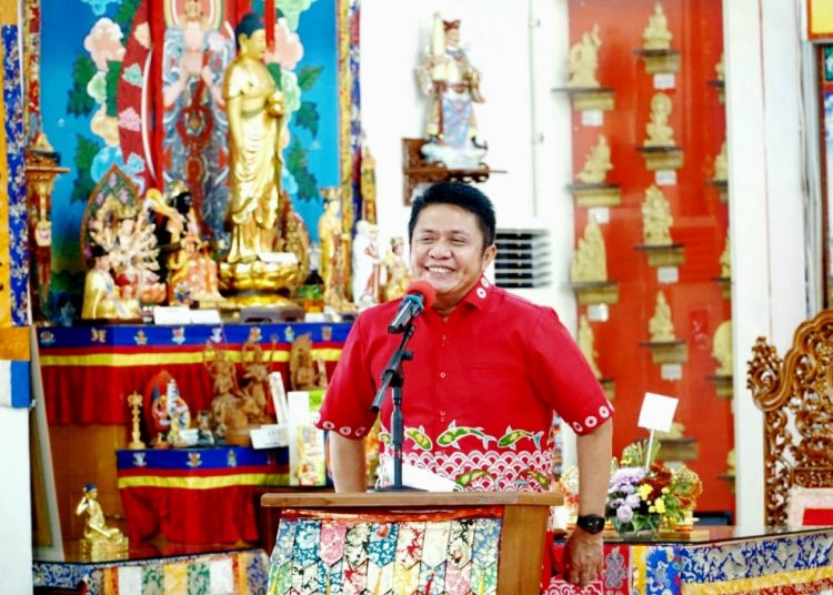Gubernur Sumsel Herman Deru menghadiri Upacara Api Homa Pemberkahan Budha Maitreya pada Hari Raya Imlek 2572 yang dilaksanakan di Wihara Vajra Bhumi Sriwijaya, Jalan Sayangan, Lr. RK Lama, 16 Ilir Palembang, Jumat (12/2/2021). (fornews.co/kominfo sumsel)