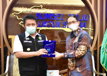 Gubernur Sumsel Herman Deru bersama Region CEO PT Bank Syariah Indonesia Tbk Regional Office III Palembang Dedy Suryadi Darmawan usai audiensi, Rabu (17/2/2021). (fornews.co/kominfo sumsel)