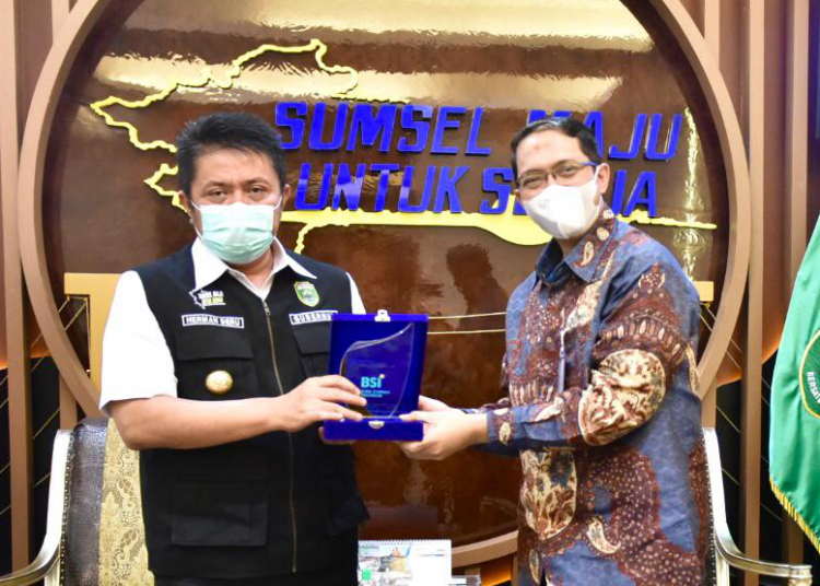 Gubernur Sumsel Herman Deru bersama Region CEO PT Bank Syariah Indonesia Tbk Regional Office III Palembang Dedy Suryadi Darmawan usai audiensi, Rabu (17/2/2021). (fornews.co/kominfo sumsel)