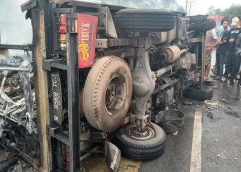 Kondisi mobil yang terbakar akibat kecelakaan tunggal dan mengakibatkan korban jiwa sebanyak dua orang. Foto: Fornews.co/Istimewa