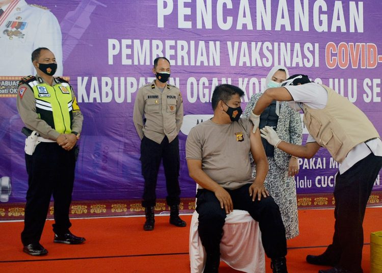 Kapolres OKU Selatan, AKBP Zulkarnain Harahap saat divaksin COVID-19 di Gedung Dewan Kesenian Kabupaten OKU Selatan, Rabu (03/02). (IST)