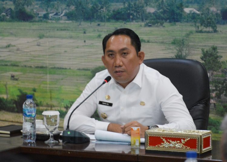 Bupati OKU Selatan, Popo Ali Martopo saat rapat evaluasi PDAM Tirta Saka Selabung di Kantor Bupati OKU Selatan, Kamis (04/02). (IST)