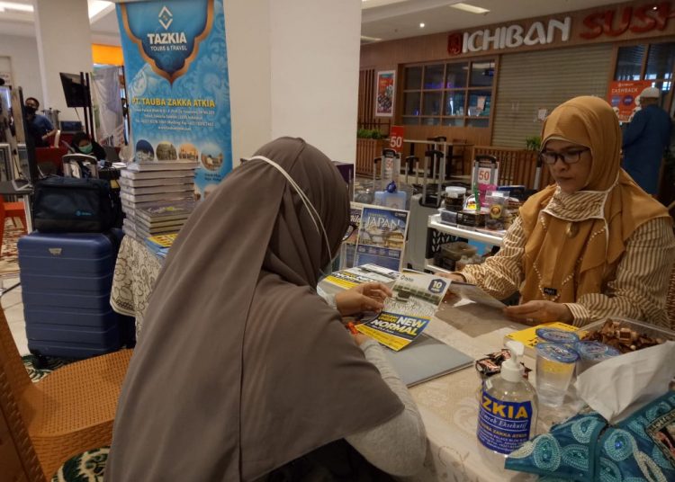 Pegawai Tazkia Group Sumsel melayani warga yang melihat-lihat paket perjalanan pada Travel Fair 2021 di Transmart Radial Palembang. (fornews.co/ist)