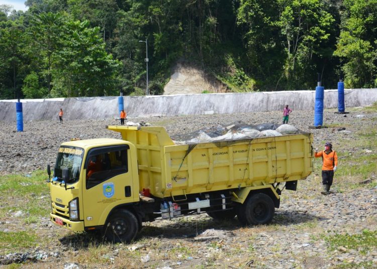 Salah satu truk sampah Kabupaten OKU Selatan yang bertugas membawa sampah ke TPA Pelawi. (IST)