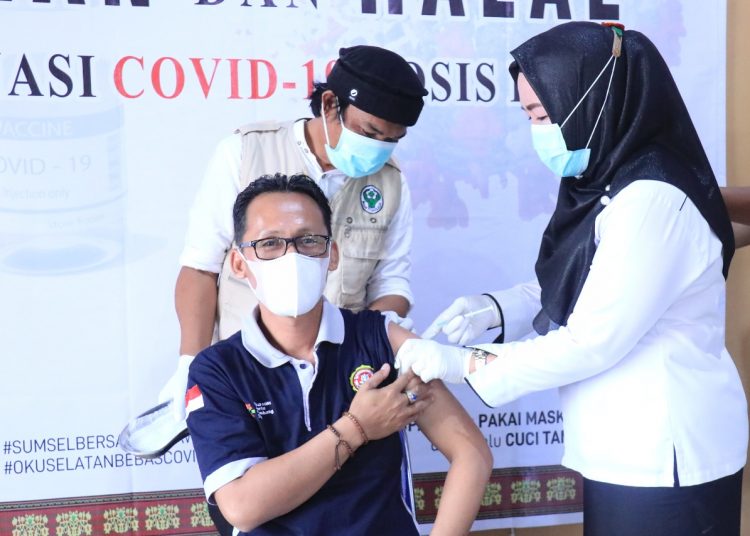 Perwakilan Karang Taruna Kabupaten OKU Selatan saat mendapatkan vaksin COVID-19 dosis kedua di Puskesmas Muaradua, Rabu (17/02). (IST)