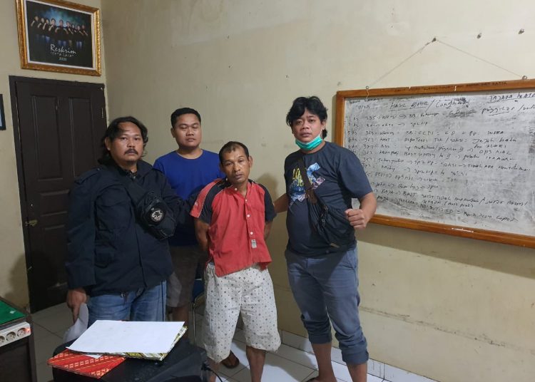 Tersangka saat diamankan Polsek Kota Lahat. Foto: Fornews.co/Istimewa