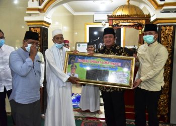 Gubernur Sumsel Herman Deru secara simbolis menyerahkan bantuan kepada Masjid Baiturrahman, Kelurahan Sentosa, Kecamatan SU II, yang diterima pengurus, Jumat (5/2/2021). (fornews.co/humas provinsi sumsel)