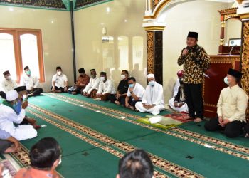 Gubernur Sumsel Herman Deru memberikan sambutan pada Safari Jumat di Masjid Baiturrahman, Kelurahan Sentosa, Kecamatan Seberang Ulu II, Jumat (5/2/2021). (fornews.co/humas provinsi sumsel)