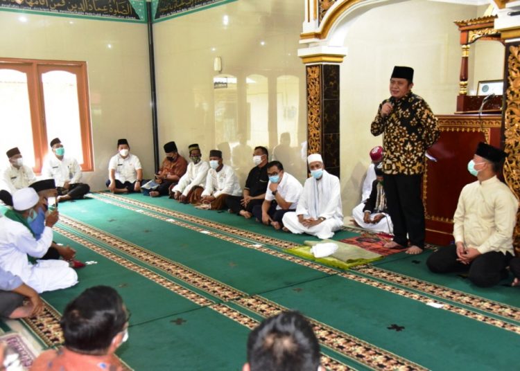 Gubernur Sumsel Herman Deru memberikan sambutan pada Safari Jumat di Masjid Baiturrahman, Kelurahan Sentosa, Kecamatan Seberang Ulu II, Jumat (5/2/2021). (fornews.co/humas provinsi sumsel)