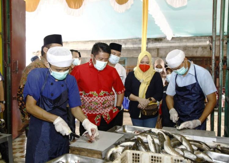 Gubernur Sumsel Herman Deru saat meninjau langsung tempat penggilingan ikan yang berada di Jalan KH Wahid Hasyim, Lorong Oxindo, Kelurahan 1 Ulu, Kecamatan Seberang Ulu I, Palembang, Jumat (12/2/2021). (fornews.co/humas provinsi sumsel)
