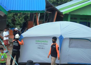 Relawan Dompet Dhuafa mendirikan family tent hasil kolaborasi dengan Tokopedia untuk pengungsi korban gempa bumi di Mamuju dan Majene, Sulawesi Barat. (fornews.co/dompet dhuafa)