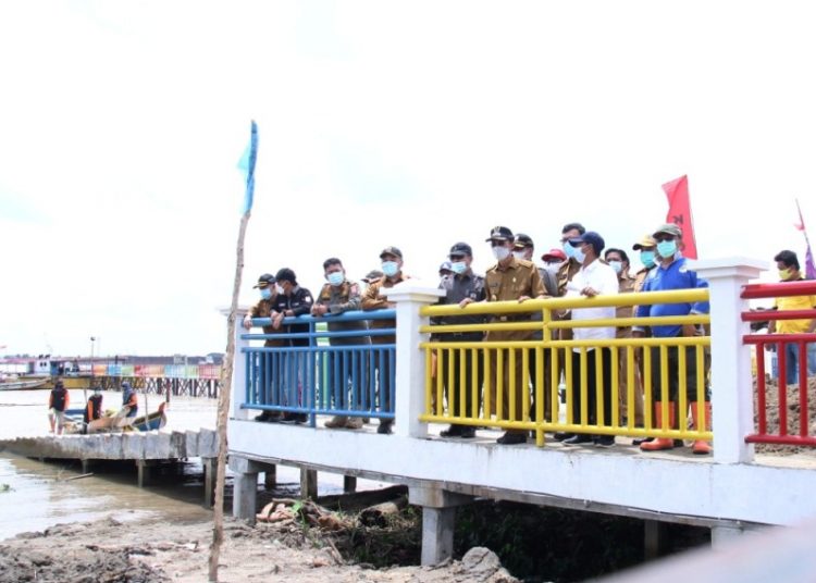 Wali Kota Palembang Harnojoyo dan pejabat terkait meninjau progres pembangunan fasilitas di Pulau Kemaro, Senin (8/2/2021). (fornews.co/bakohumas palembang)