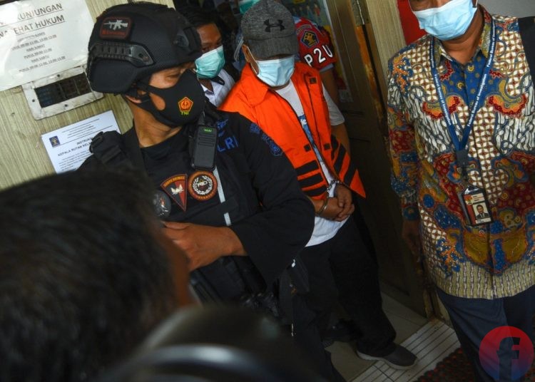 Terdakwa Johan Anuar, mendapatkan izin keluar dari Rutan Klas 1A Palembang, untuk pelantikannya sebagai Wakil Bupati OKU,di Griya Agung Palembang, Jumat (26/2/2021). (fornews.co/foto: mushaful imam)