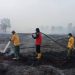 Tim Gabungan Terpadu padamkan kebakaran hutan di SM Giam Siak Kecil, Riau, Selasa (23/2). (Foto: KSDAE MenLHK)